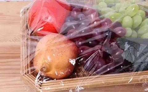 西瓜盖上保鲜膜,上面细菌增10倍?